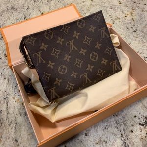 Louis Vuitton Toiletry 19